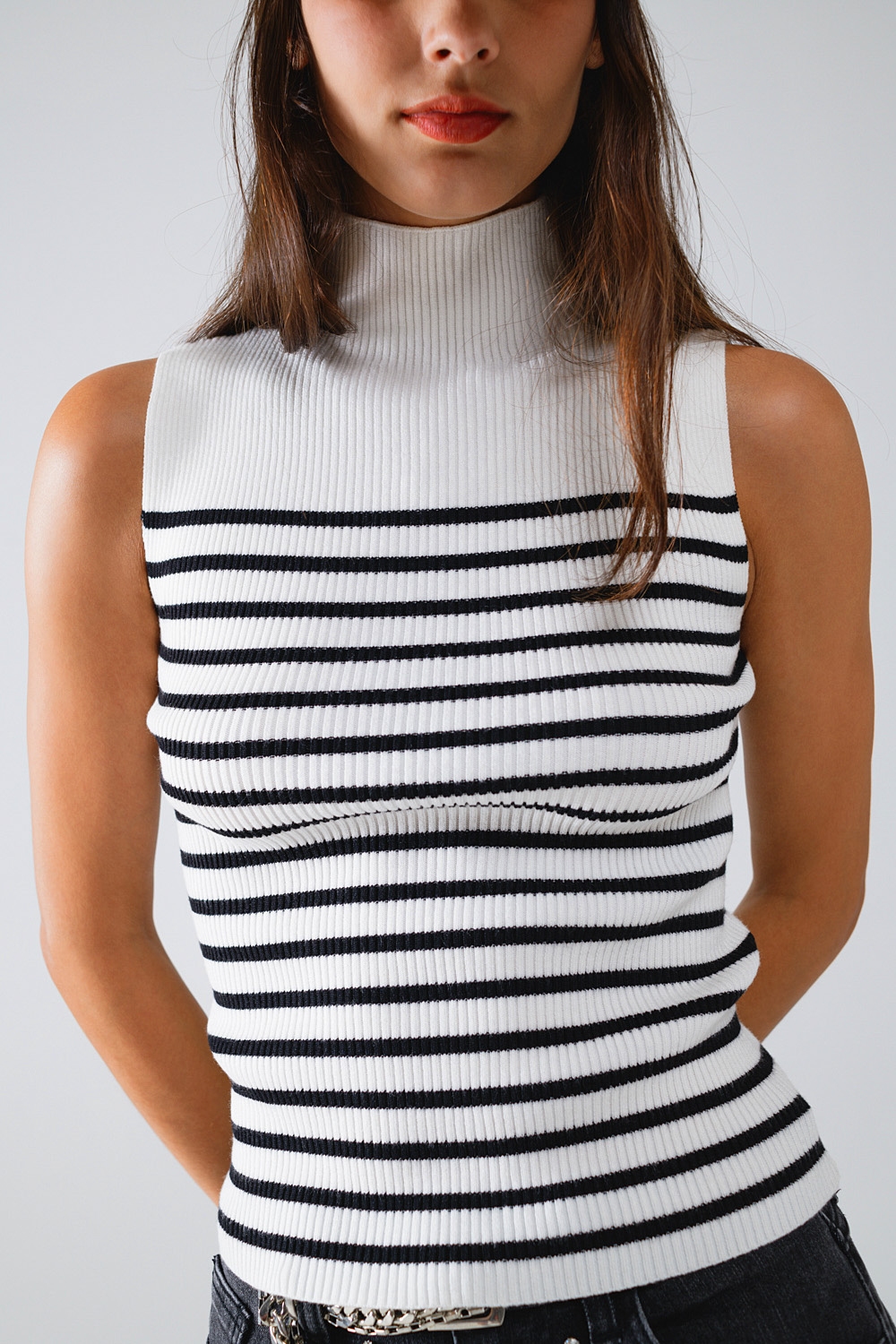 Camiseta De Tirantes Con Cuello De Tortuga A Rayas En Blanco Camiseta De Tirantes Con Cuello De Tortuga A Rayas En Blanco