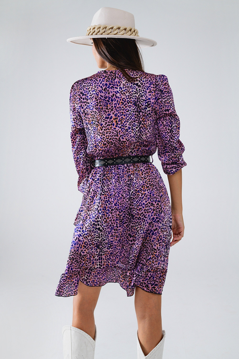 Vestido cruzado con estampado animal p&uacute;rpura y falda con volantes