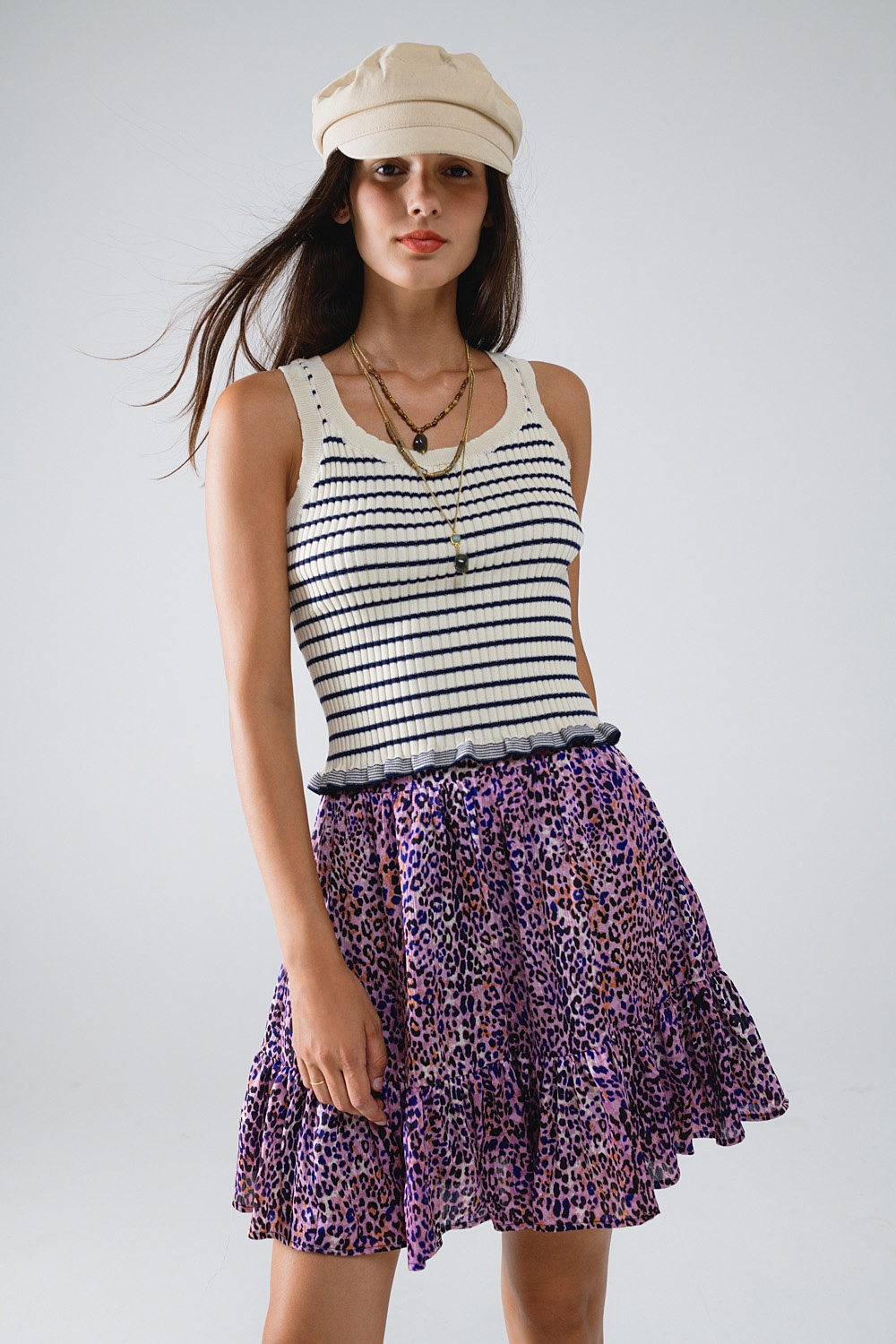 Camiseta de tirantes a rayas crema con volante Camiseta de tirantes a rayas crema con volante