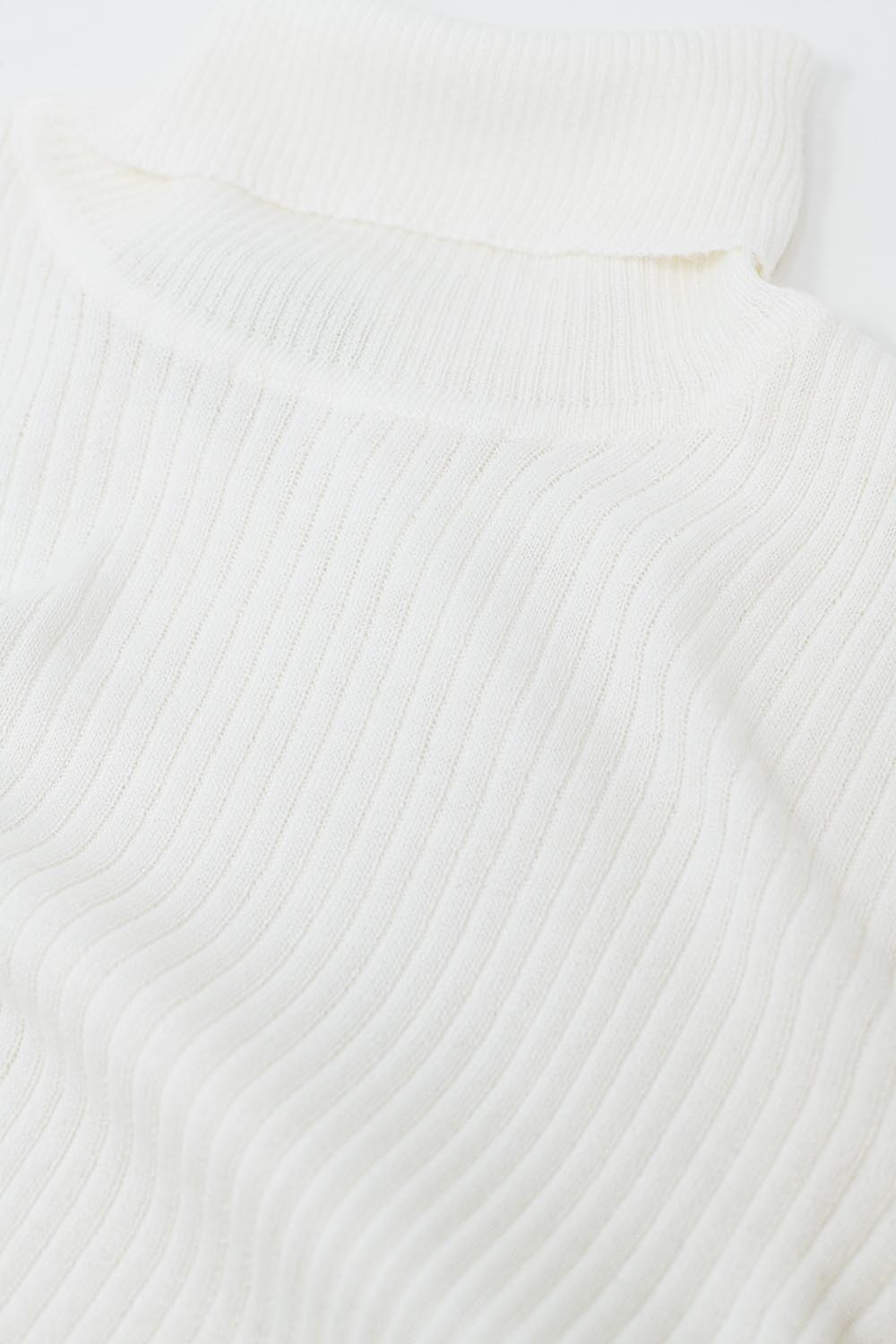 Jersey b&aacute;sico crema de canal&eacute; con cuello alto