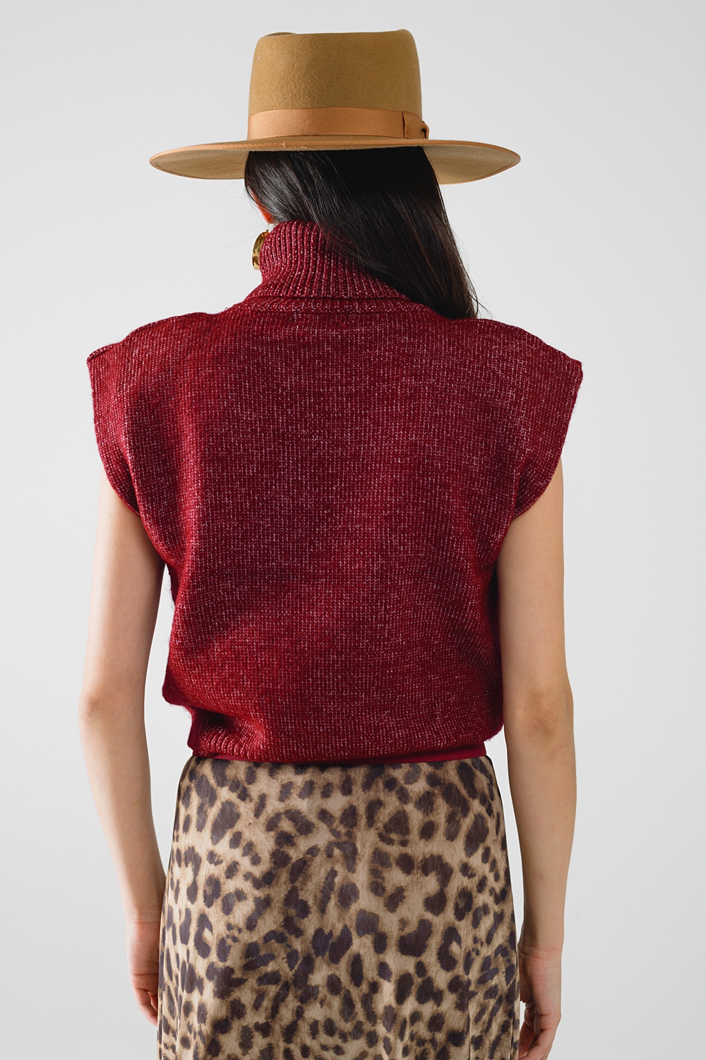 Acogedor jersey sin mangas de cuello alto en burdeos
