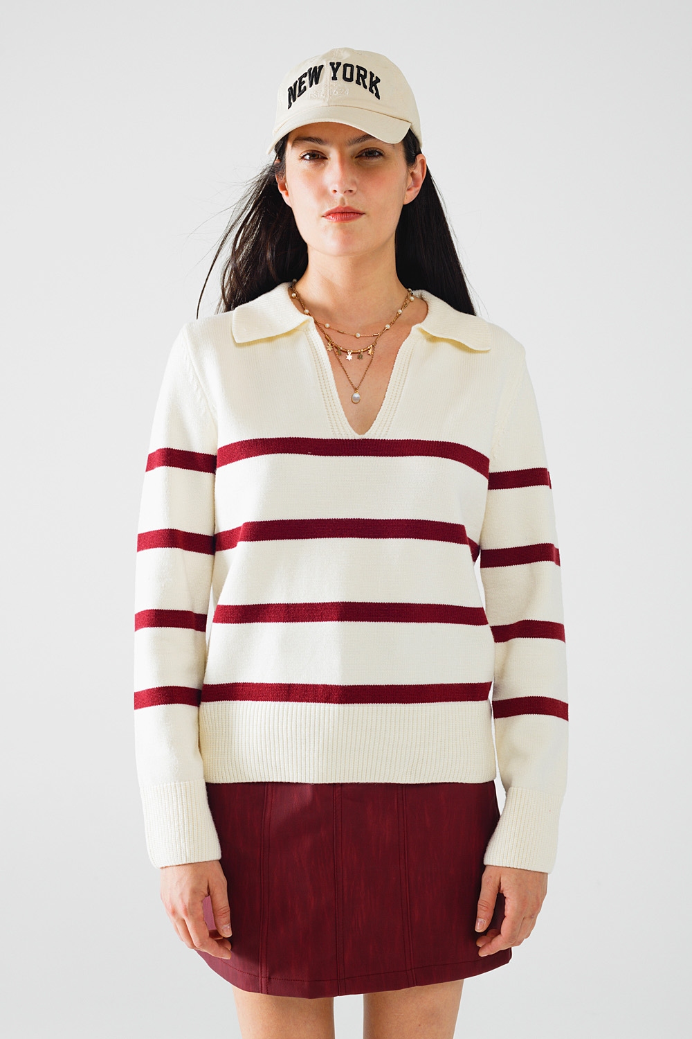 jersey blanco con rayas rojo oscuro y amplio cuello de pico jersey blanco con rayas rojo oscuro y amplio cuello de pico