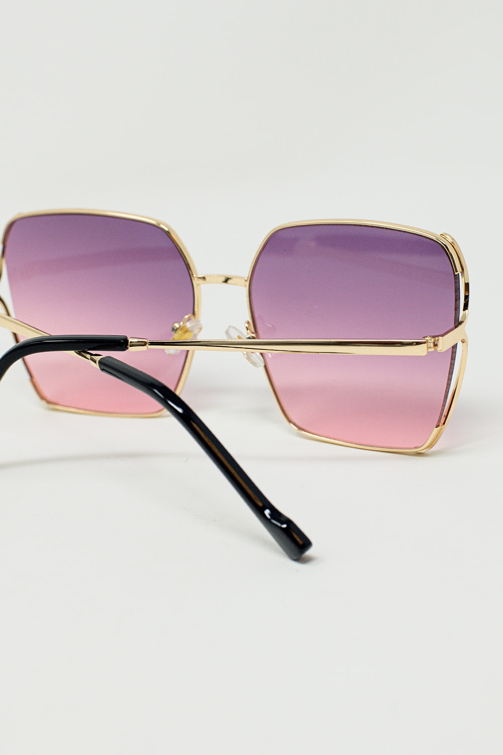 Gafas de sol cuadradas oversize de metal con lentes degradadas moradas