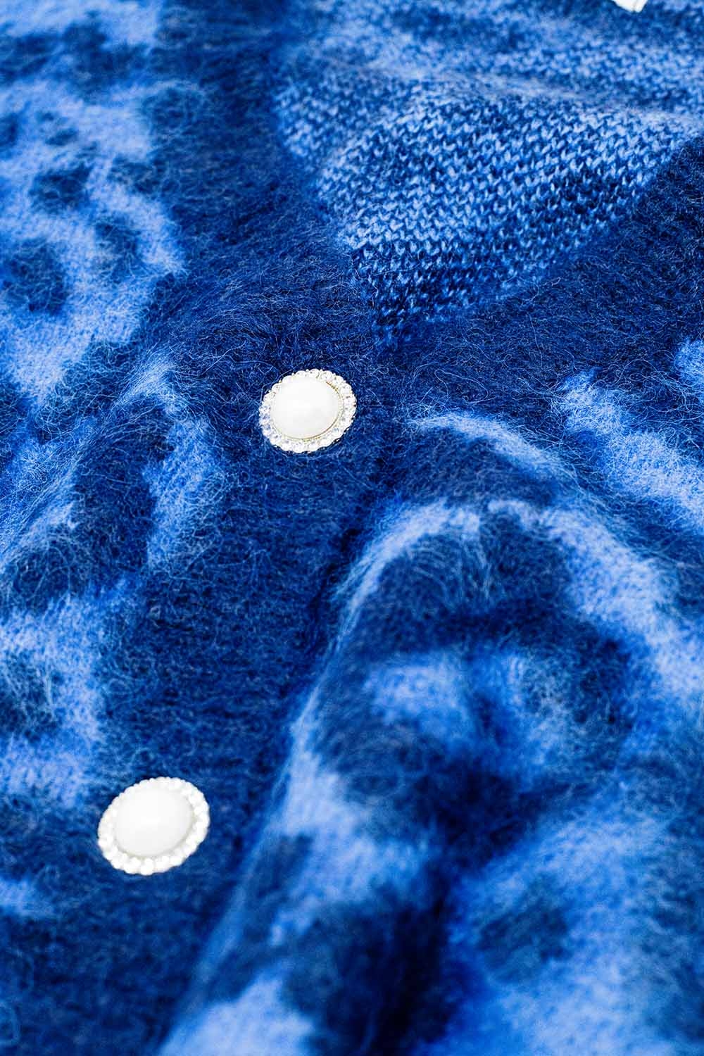 c&aacute;rdigan azul con estampado de leopardo de punto con lana
